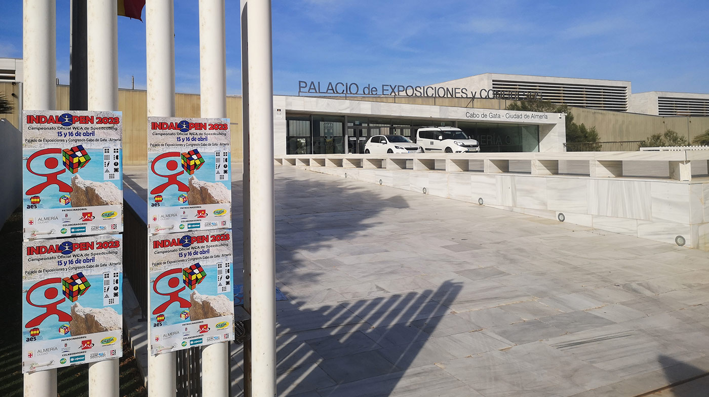 Palacio de Congresos con carteles del campeonato IndalOpen 2023
