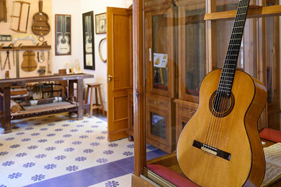 Expositor con guitarra española en el interior de la casa de Antonio Torres