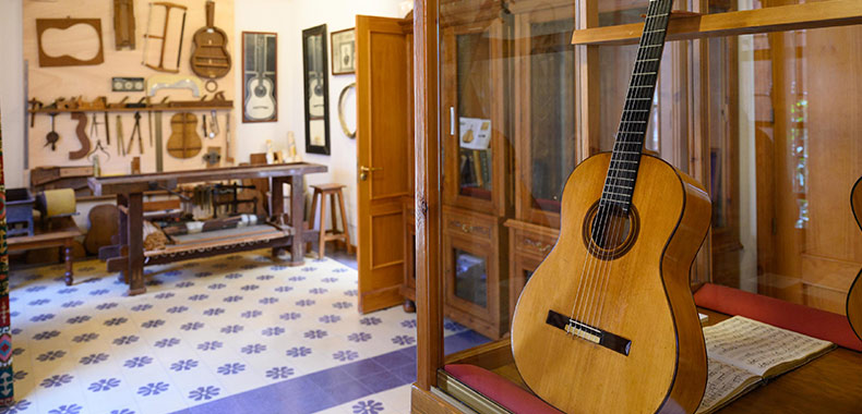 Expositor con guitarra española en el interior de la casa de Antonio Torres