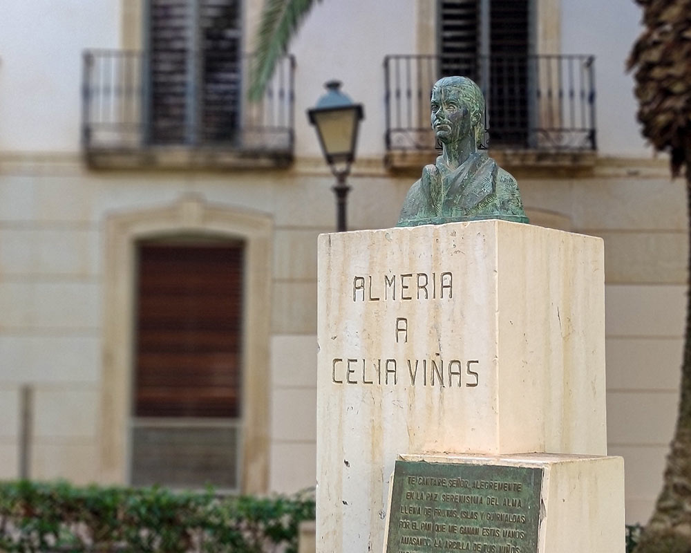 Busto a Celia Viñas en Almería