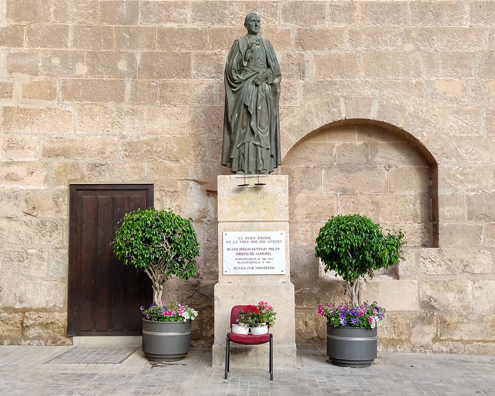 Estatua al beato Diego Ventaja en Almería