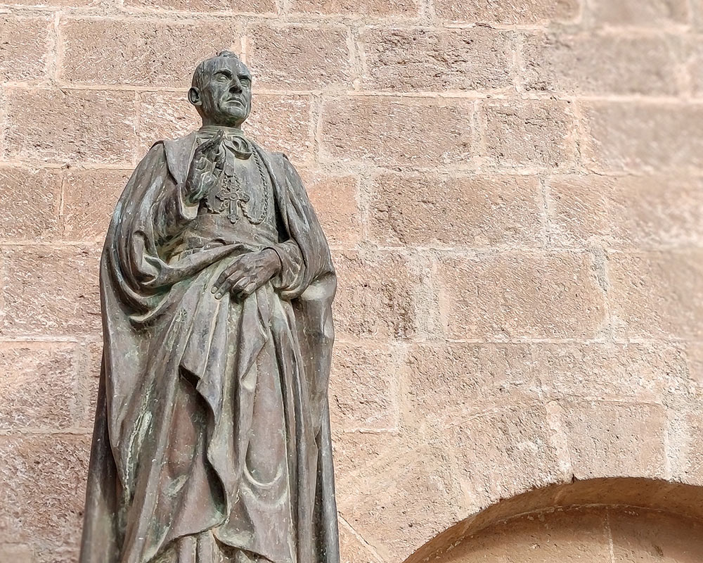 Estatua al beato Diego Ventaja en Almería