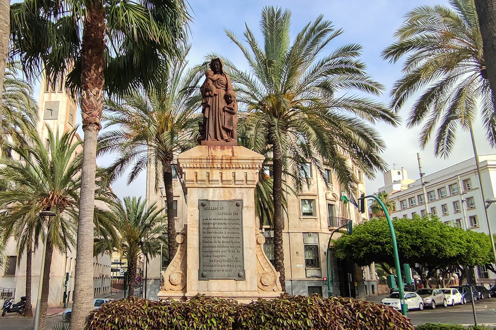 Estatua de la Caridad en Almería