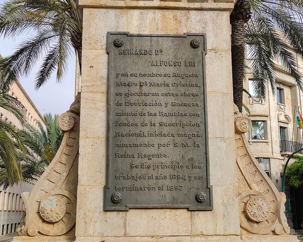 Estatua de la Caridad en Almería