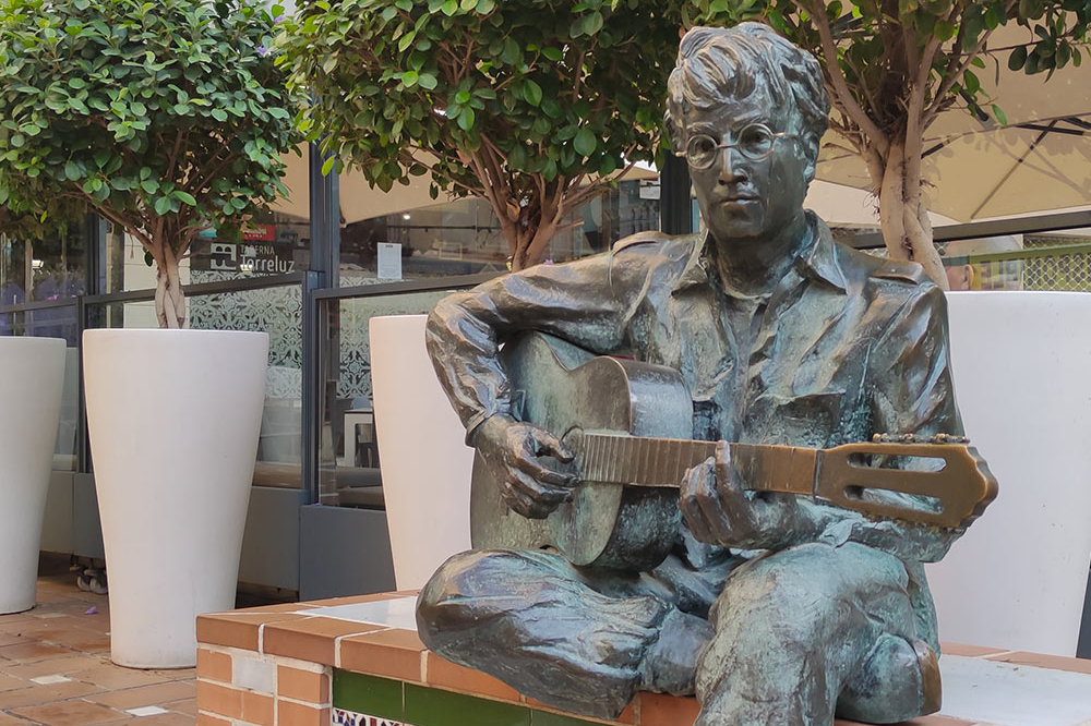 Estatua a John Lennon en Almería