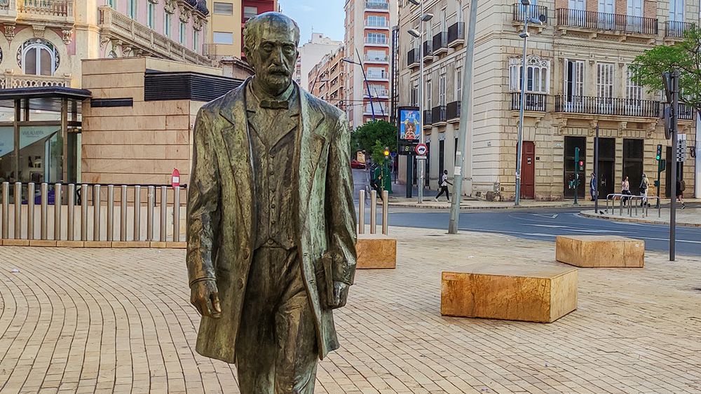 Estatua a Nicolás Salmerón en Almería