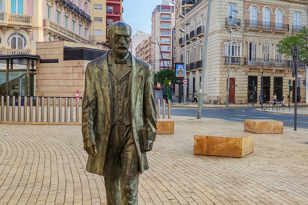 Estatua a Nicolás Salmerón en Almería