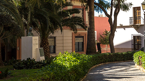 Busto a Celia Viñas en la Plaza Bendicho de Almería