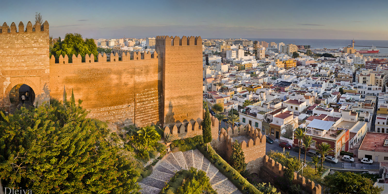 Acceso a la Alcazaba y pano de la ciudad uai - Turismo Almería