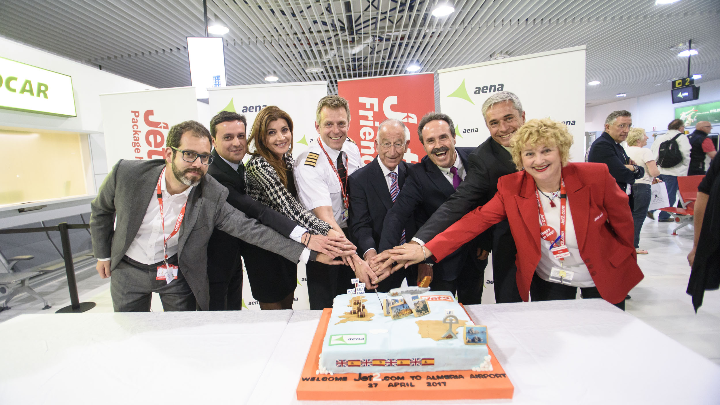 27 4 2017 Carolina Lafita recibe a los pasajeros nueva ruta cono Edimburgo de Jet2.com 2 uai - Turismo Almería