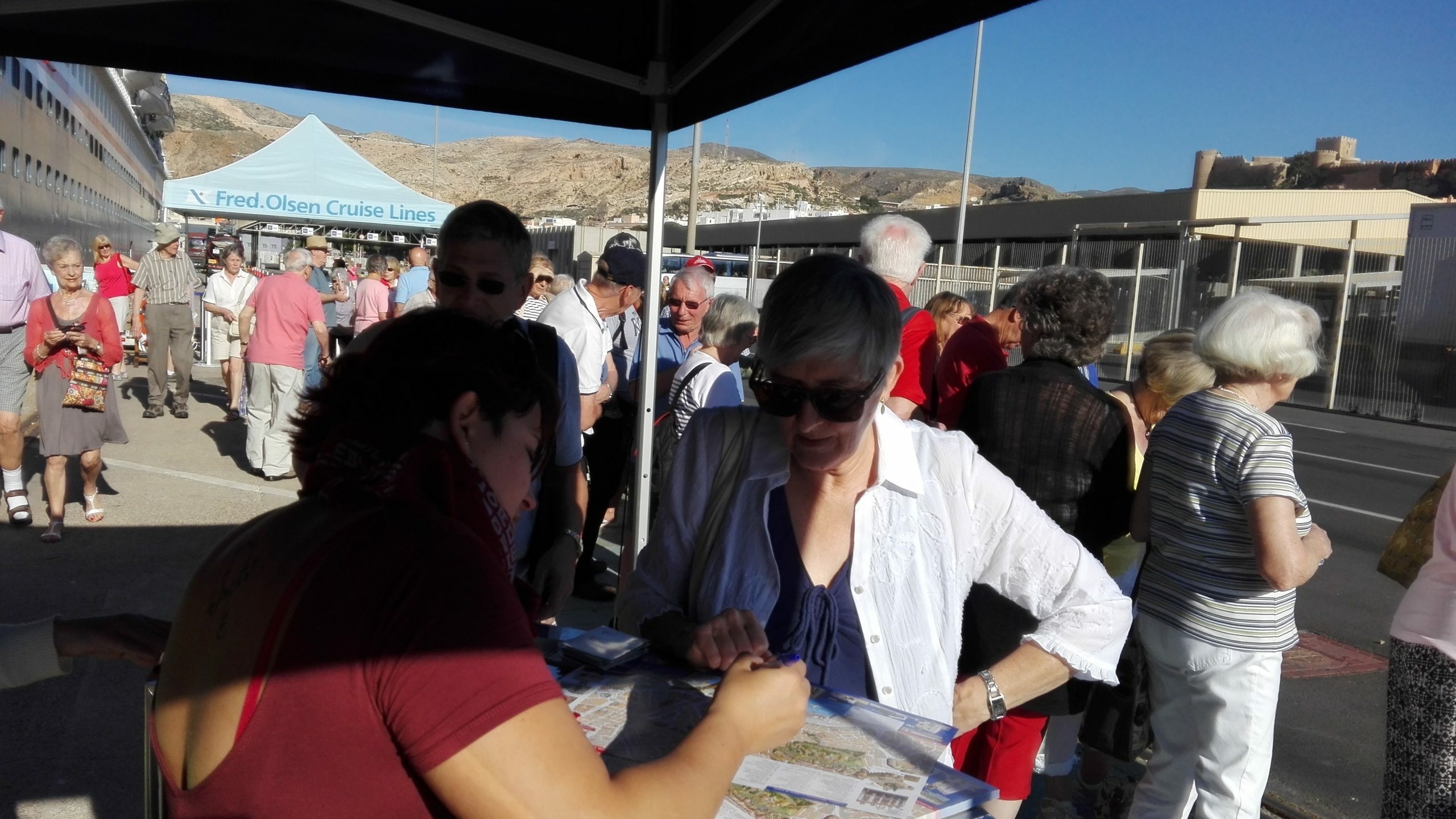 Guías atendiendo a pie de barco scaled uai - Turismo Almería