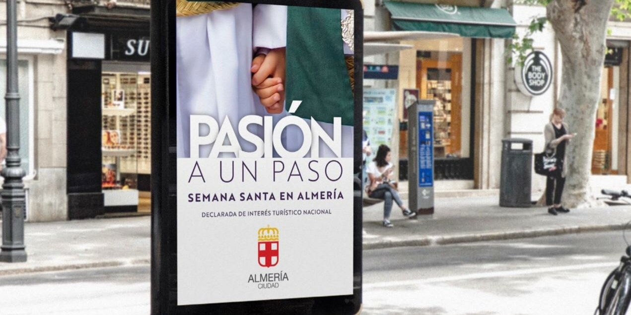 200211 Recreación de Mupi con el cartel Pasión a un paso uai - Turismo Almería