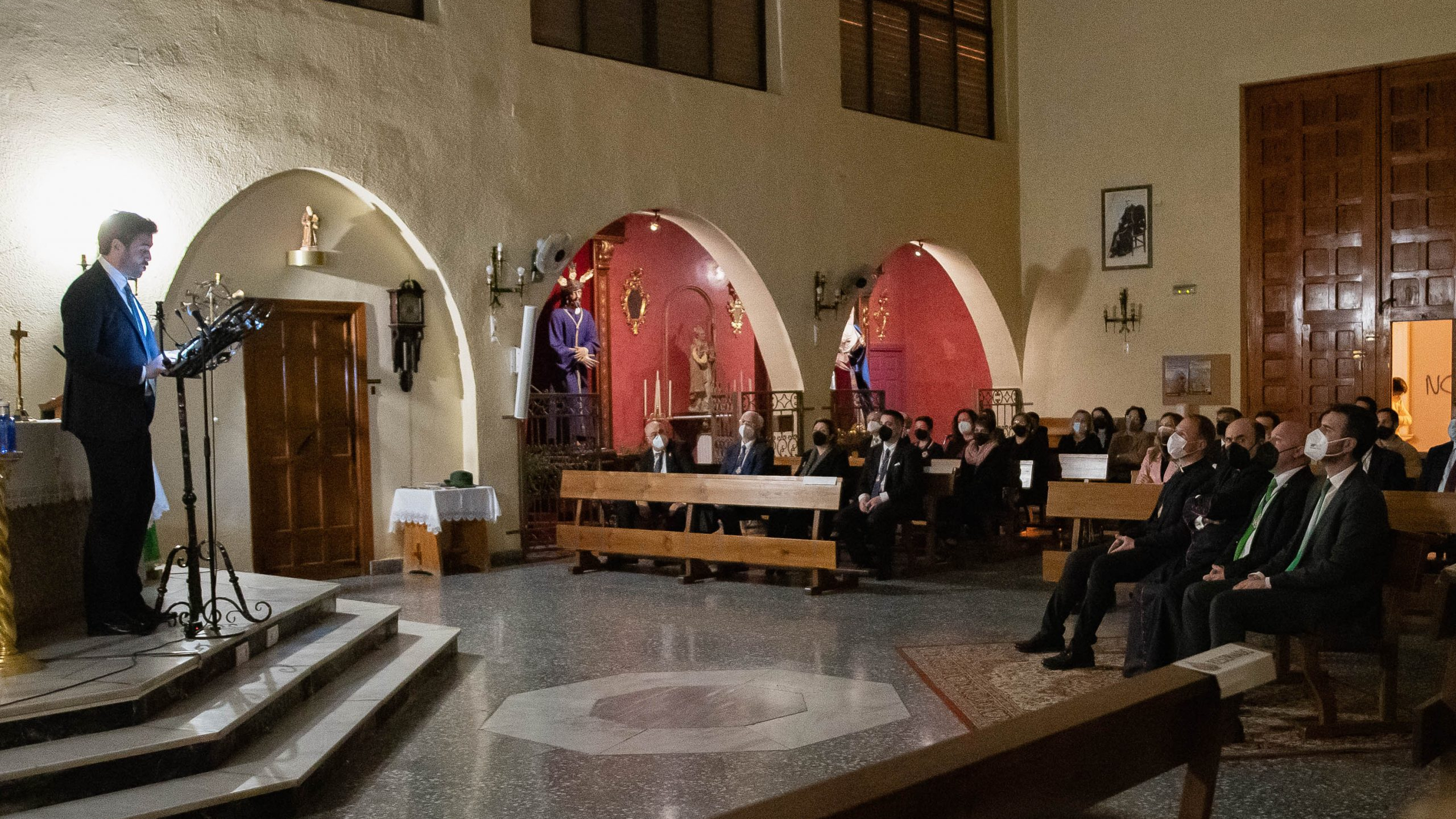 Misa en el interior de una iglesia en Almería