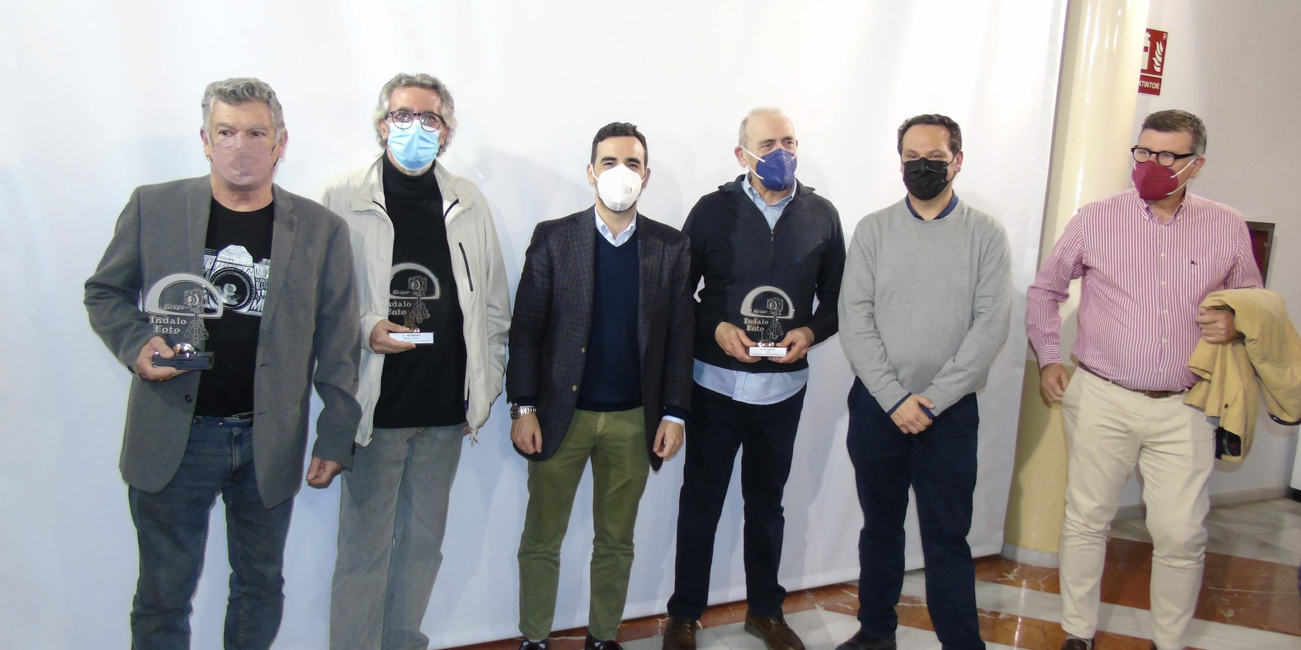 Fotografia con los ganadores del concurso indalo foto en Almería
