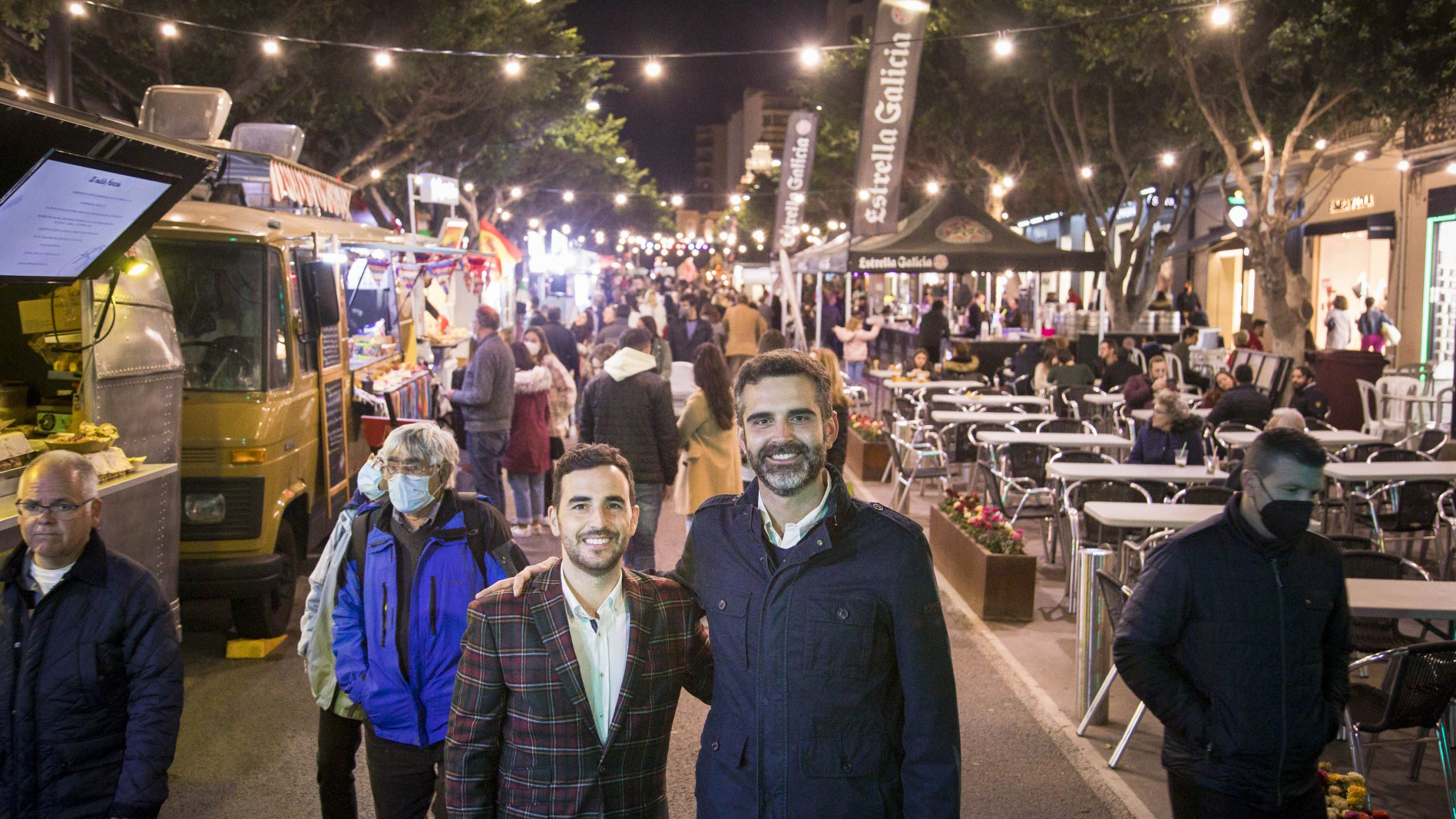 Feria del queso y los foodtrucks en Almería con el alcalde