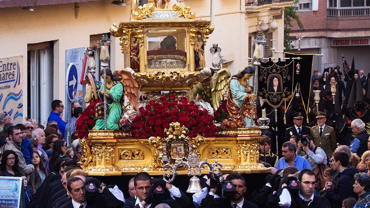 Paso de Semana Santa El Entierro por las calles de Almería