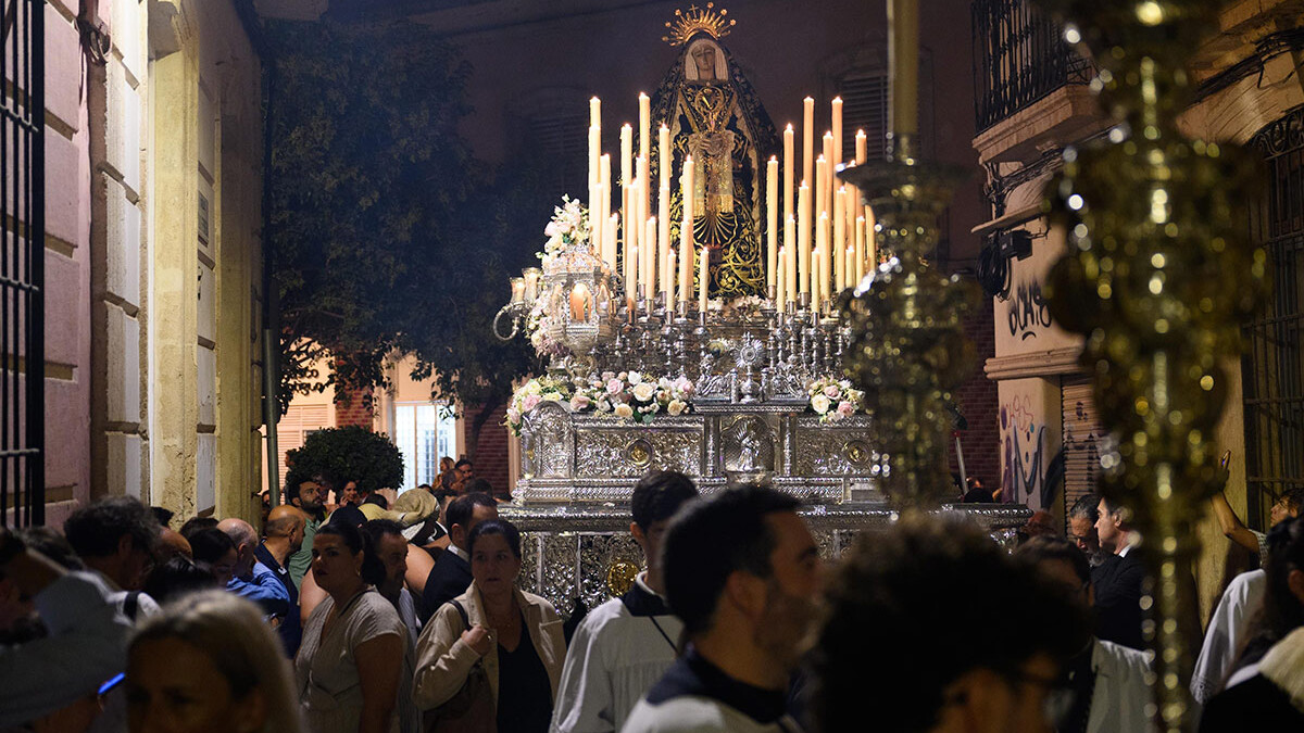 Paso Semana Santa, La Soledad, por las calles de Almería
