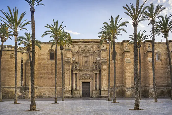 vista-exterior-de-la-catedral-de-almeria-gestion-de-la-visita-por-artisplendore