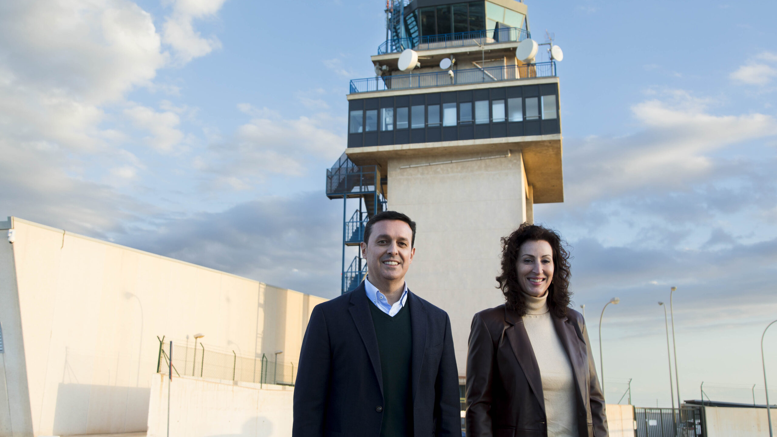 Maria del Mar Vazquez y Javier A. Garcia en el Aeropuerto de Almeria scaled uai - Turismo Almería