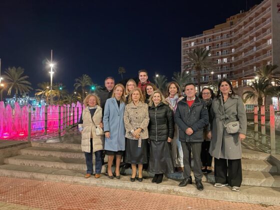231124 Luz violeta en la Fuente de los 103 Pueblos junto a Unidos contra la violencia de gnenero - Turismo Almería
