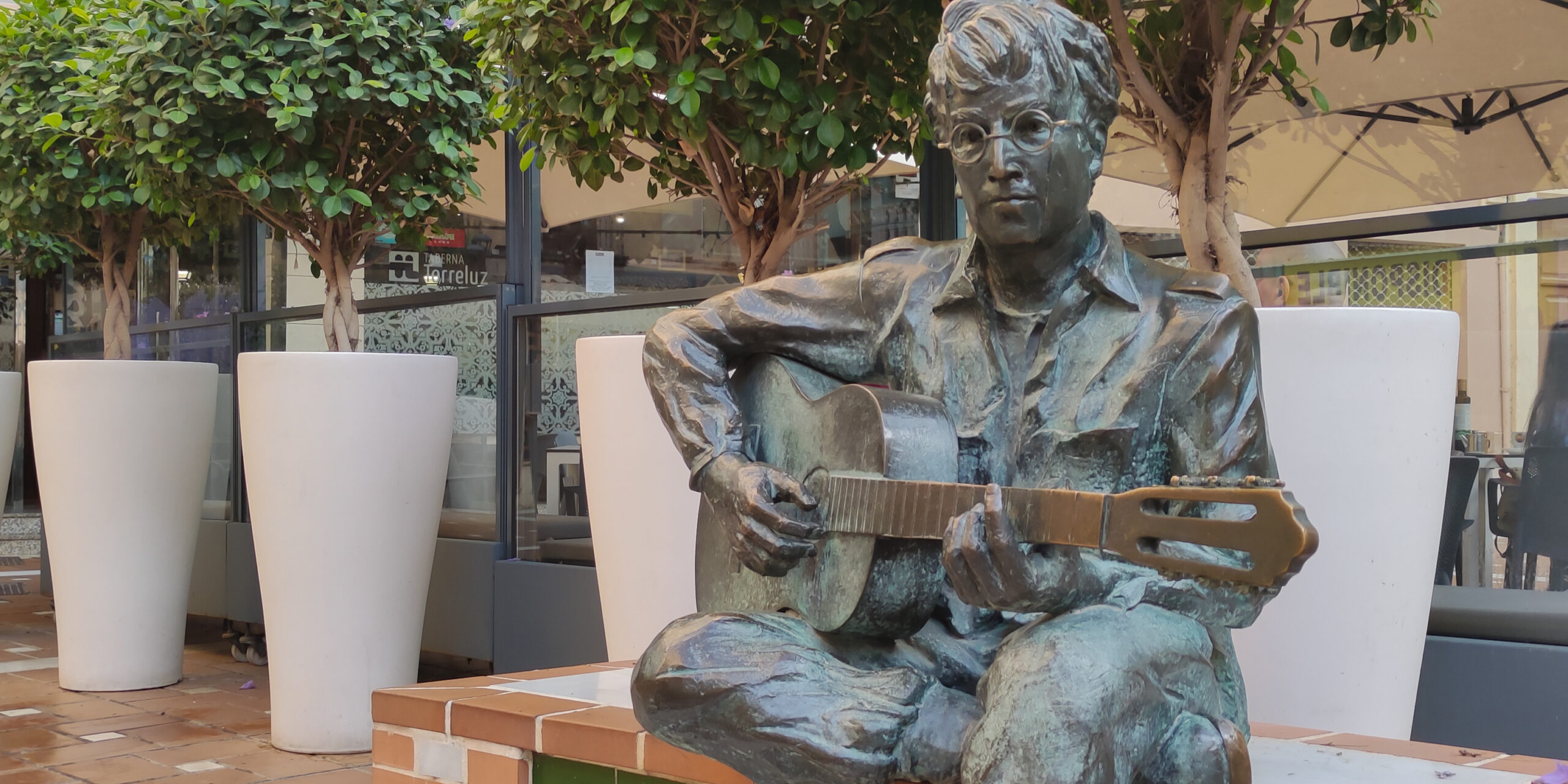 Turismo Almería Estatua John Lennon Plaza Flores scaled uai - Turismo Almería