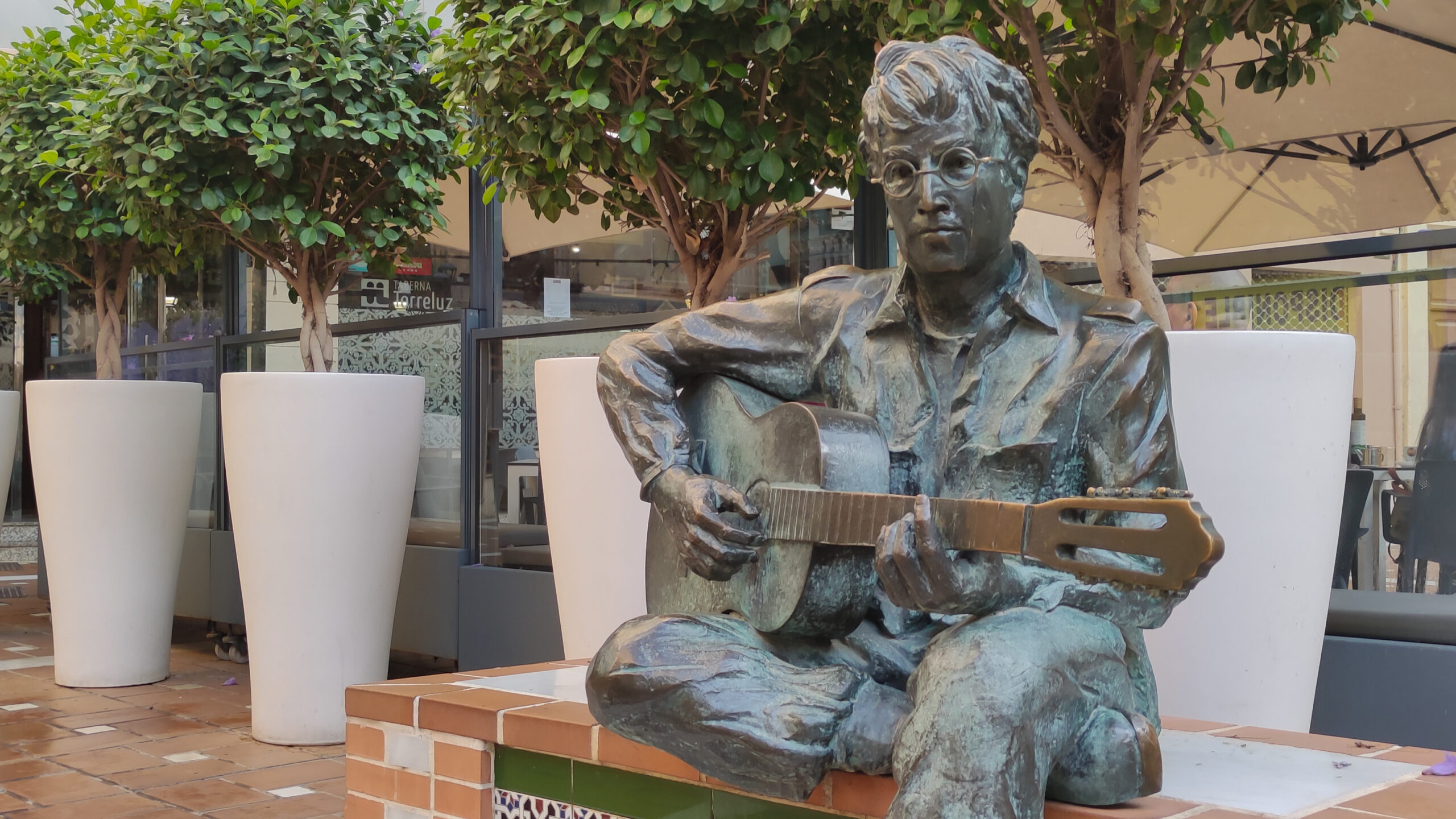 Turismo Almería Estatua John Lennon Plaza Flores scaled uai - Turismo Almería