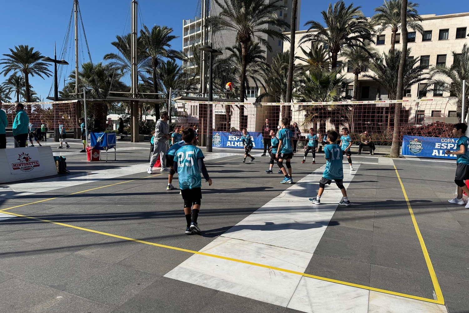 251129 Entrenamiento Mintonette en Plaza de las Velas 2 uai - Turismo Almería