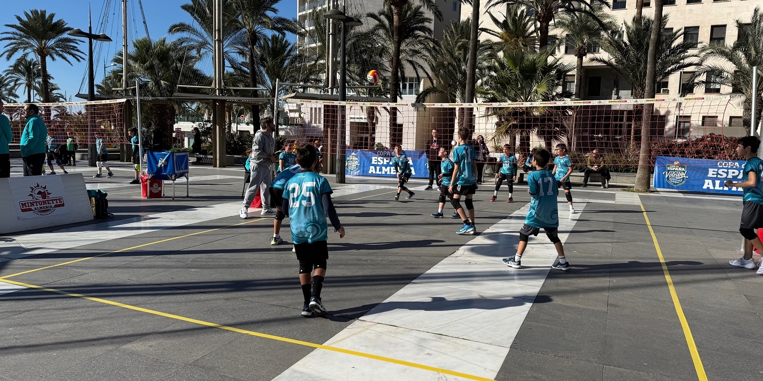 Turismo Almería 251129 Entrenamiento Mintonette en Plaza de las Velas 2 uai - Turismo Almería