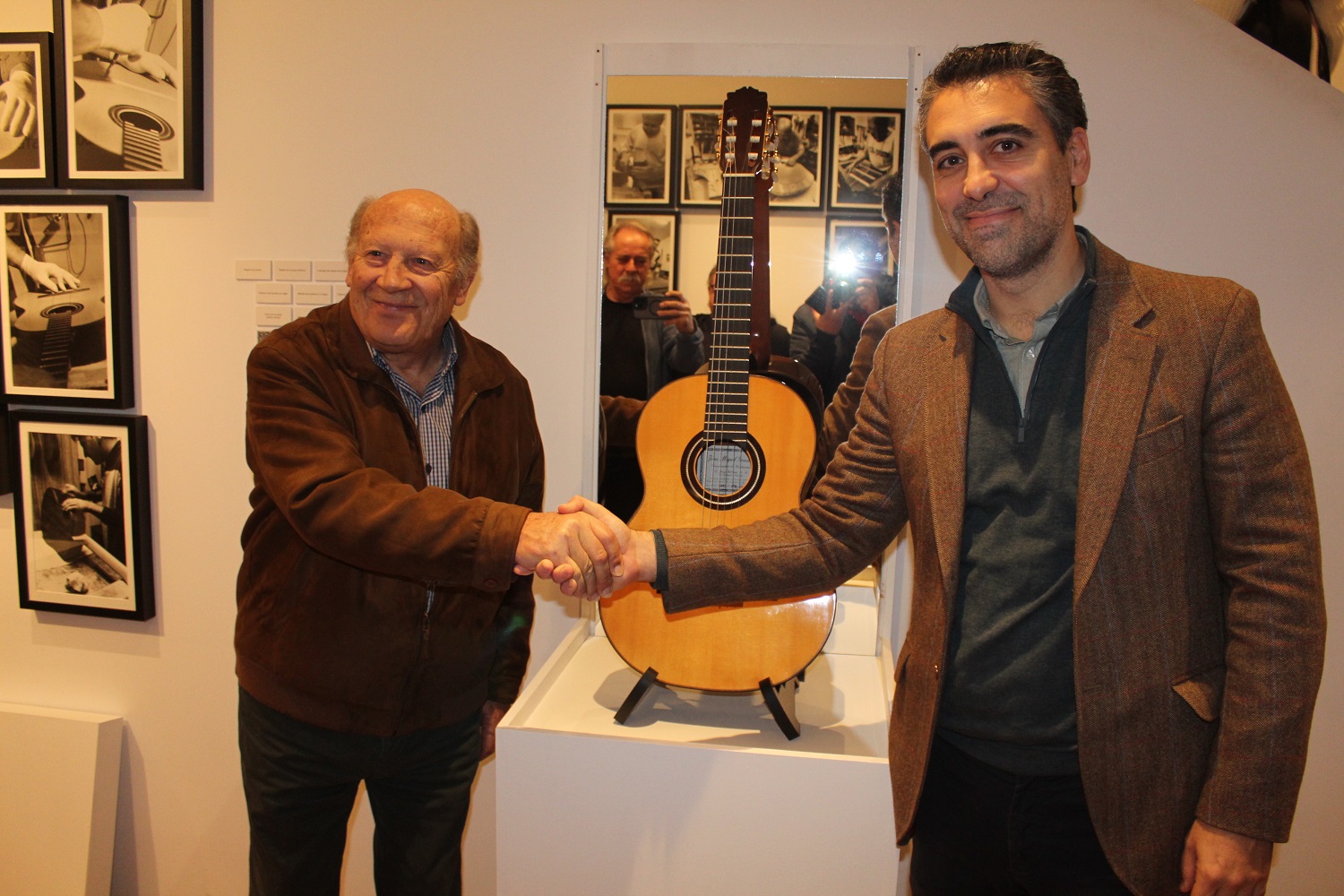 Turismo Almería Cesion guitarra museo 2 - Turismo Almería