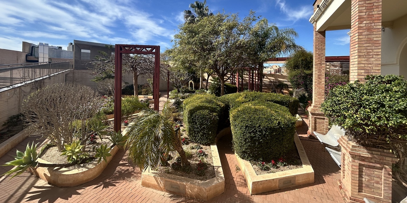 Visita del concejal al jardin de la Casa del Cine 2 uai - Turismo Almer&iacute;a