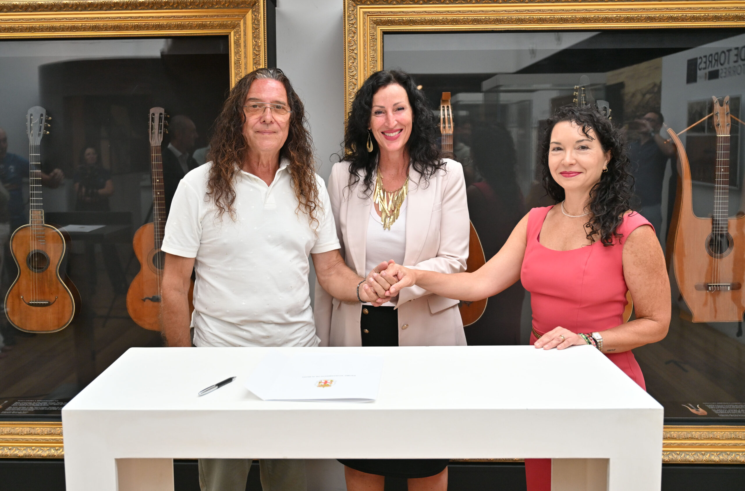 Tomatito junto a representantes municipales en el Museo de la Guitarra de Almería, en la firma del acuerdo de la masterclass «Sonanta»