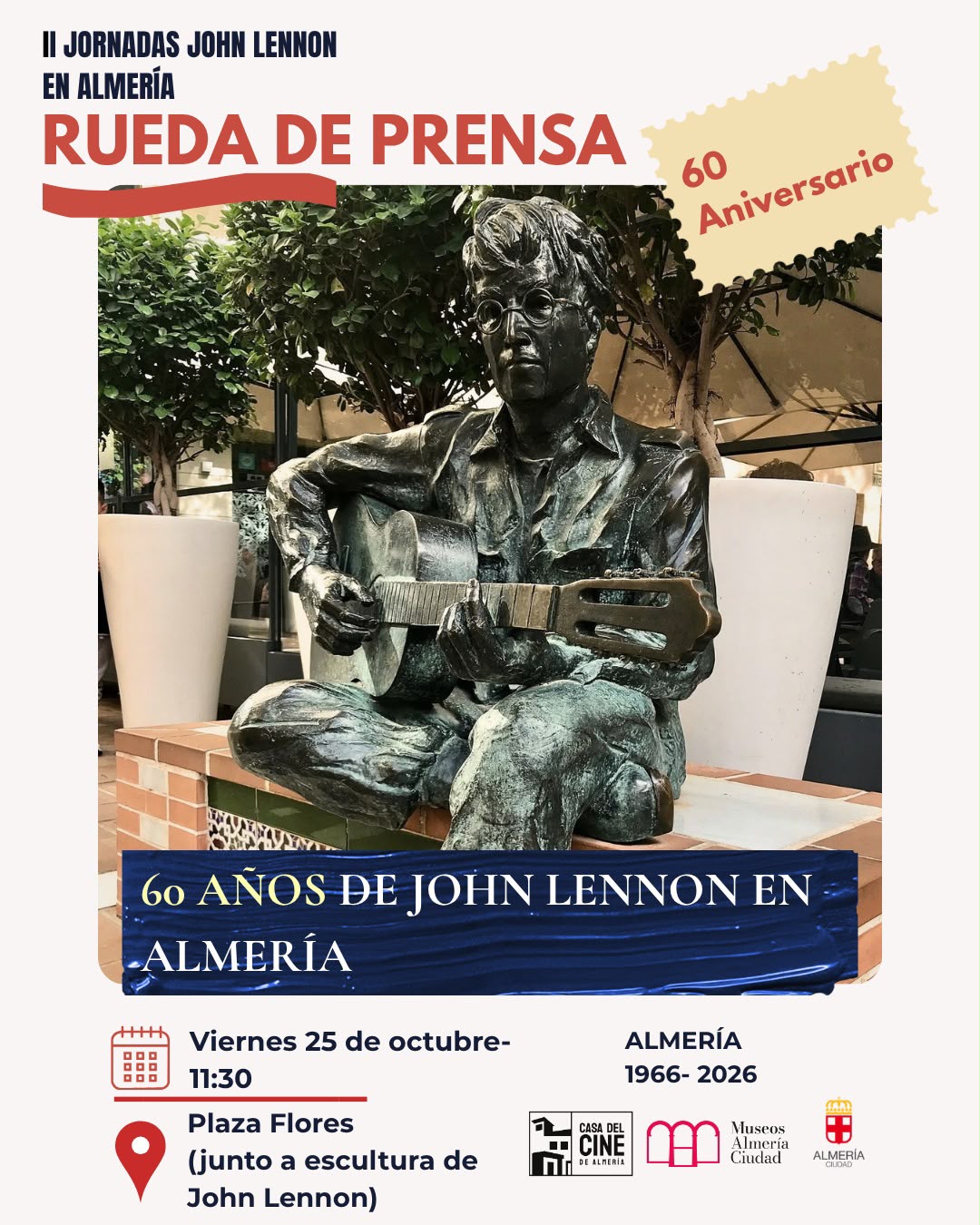 Cartel de la rueda de prensa de las II Jornadas John Lennon en Almería junto a la escultura de Lennon en la Plaza Flores