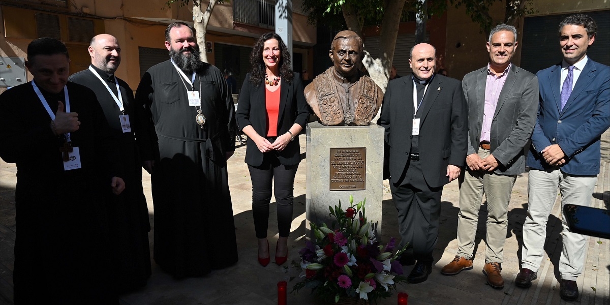 Turismo Almería Alcaldesa busto Papa Benedicto XVI 3 uai - Turismo Almería