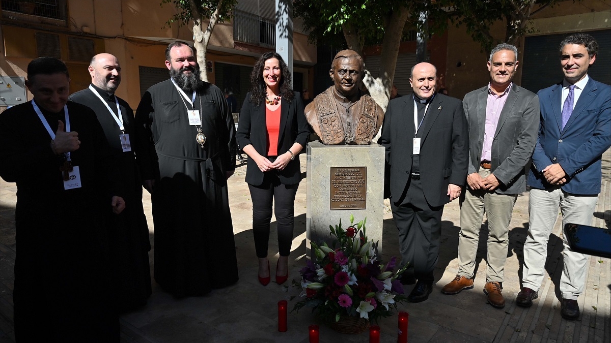 Turismo Almería Alcaldesa busto Papa Benedicto XVI 3 uai - Turismo Almería